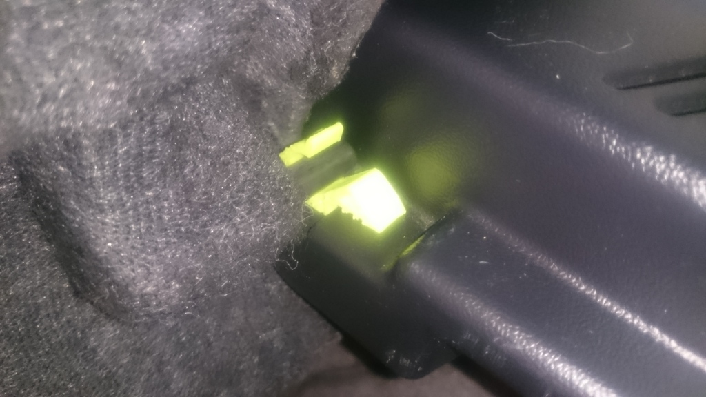 Клип из заднего сиденья автомобиля Fiat