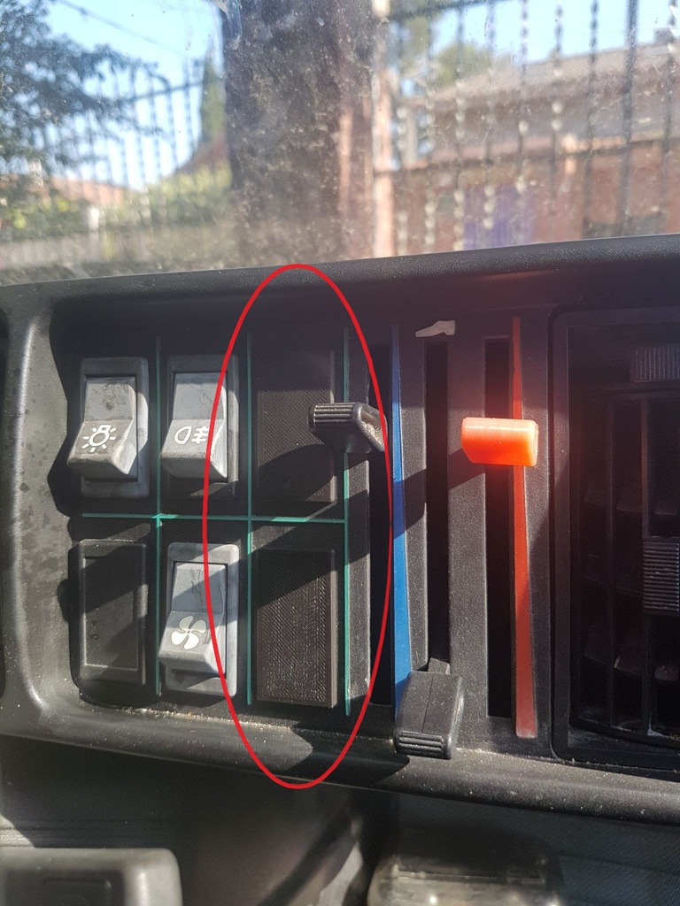 Накладки для кнопок приборной панели в старом Seat/Fiat Panda ('86)