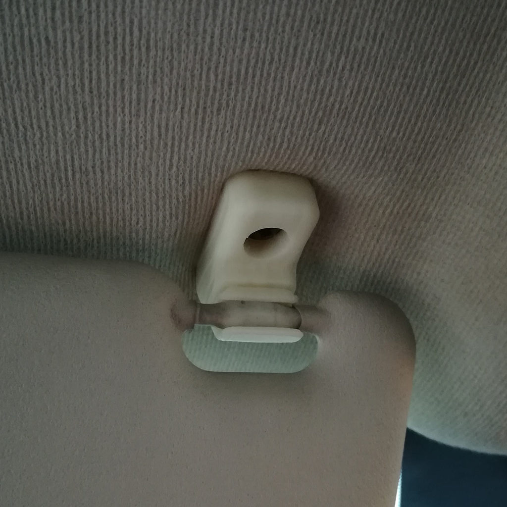 Поддержка замка солнцезащитного козырька с водительской стороны