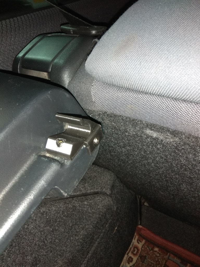 Крепление крышки багажника Fiat Stilo