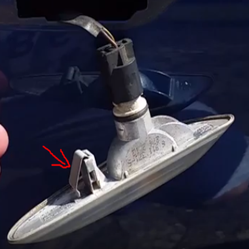 Запчасть для крепления бокового поворотника BMW