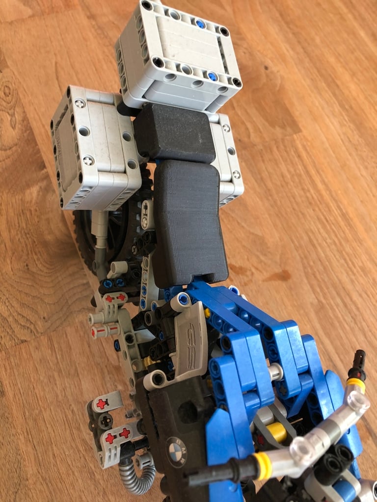 Лего модель BMW R1200GSA с сиденьем для пассажира