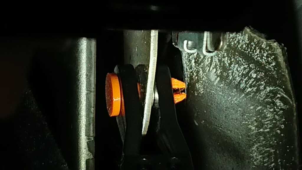 Замена пина / болта бардачка BMW