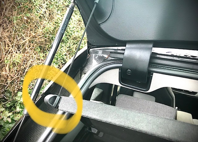 Клипса для полки BMW i3