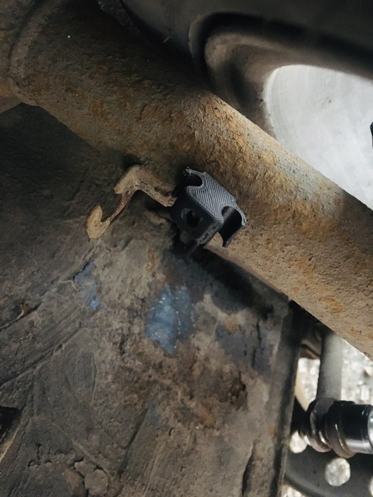 Держатель проводов передней стойки BMW E30