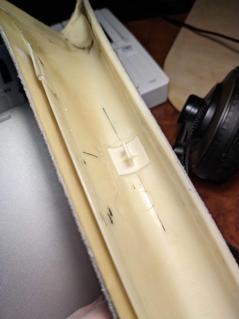 Замена пластиковых шипов на крышке A-стойки