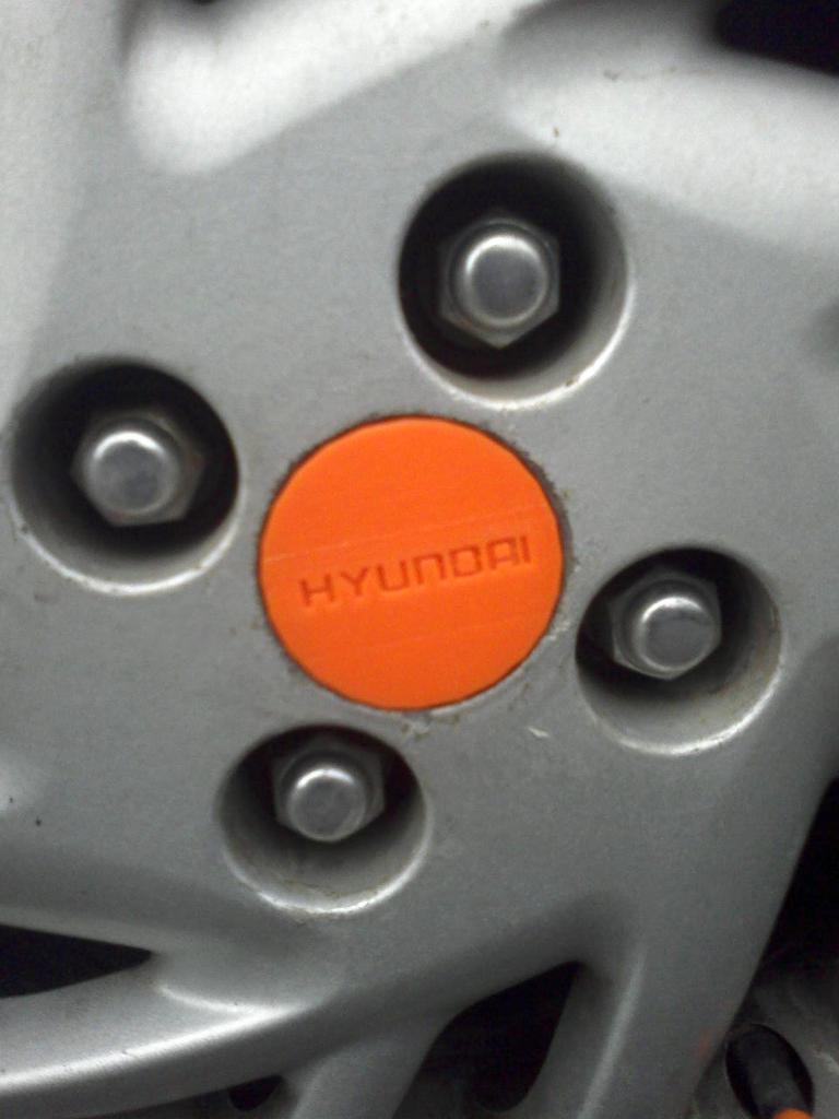 Центральные колпаки для Ford Escort с логотипом Hyundai