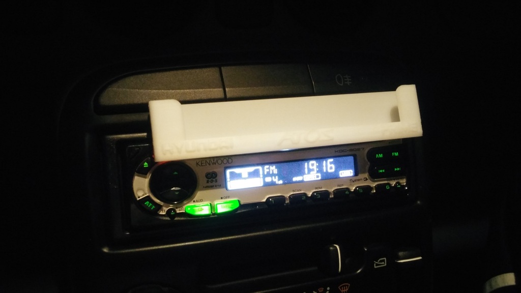 Держатель для телефона в слоте CD плеера