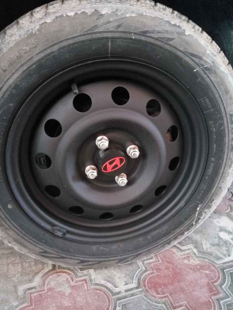 Колпак колеса автомобиля