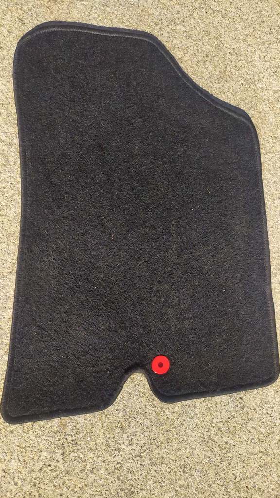 Зажим для коврика автомобиля