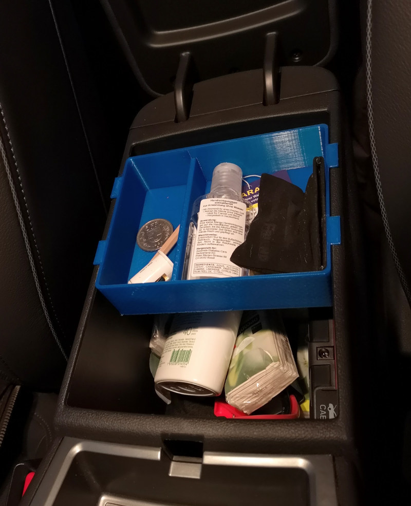 Хранение мелких деталей в ящике подлокотника Kona