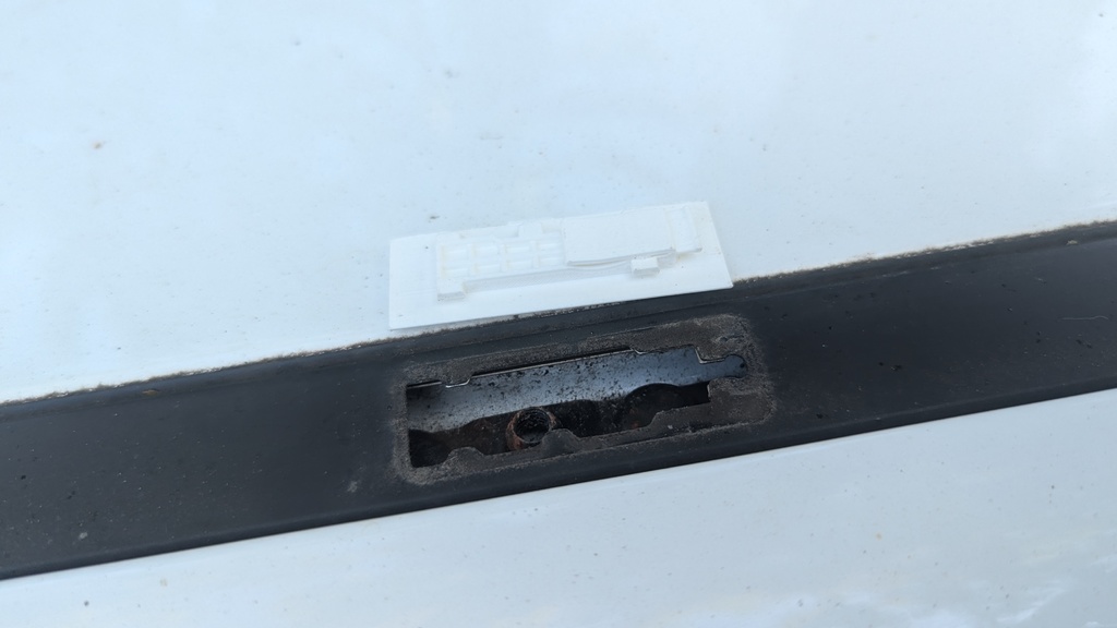 Ремонт крышки на крыше автомобиля