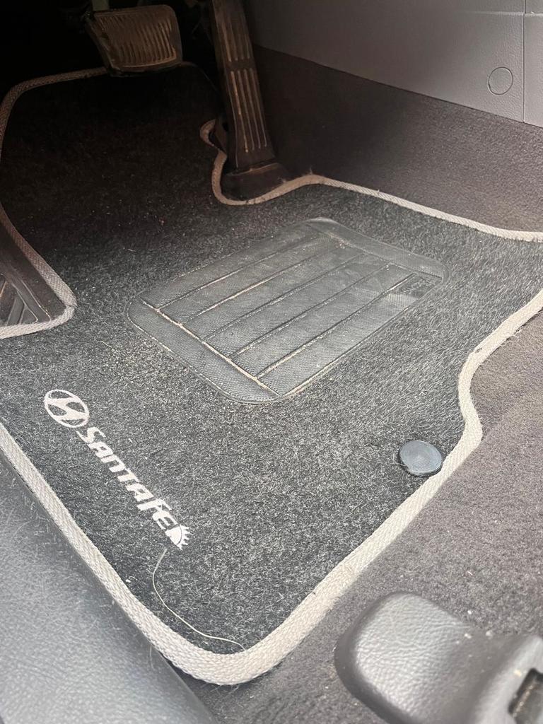 Замок для коврика Hyundai Santa Fé 2008