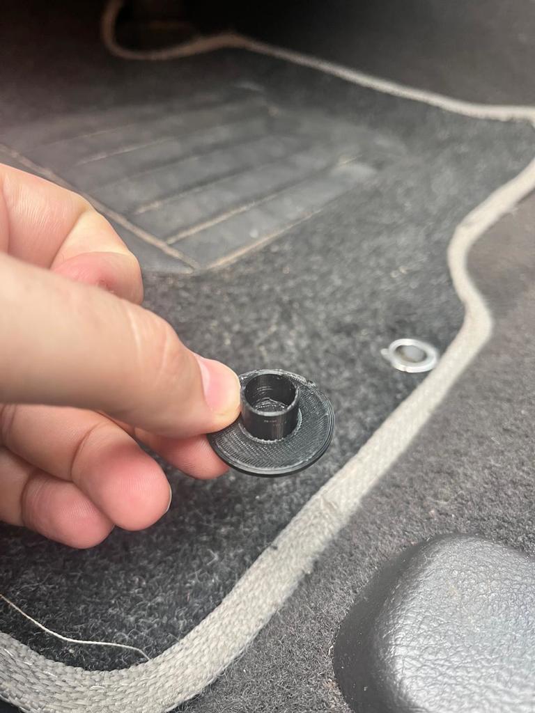 Замок для коврика Hyundai Santa Fé 2008