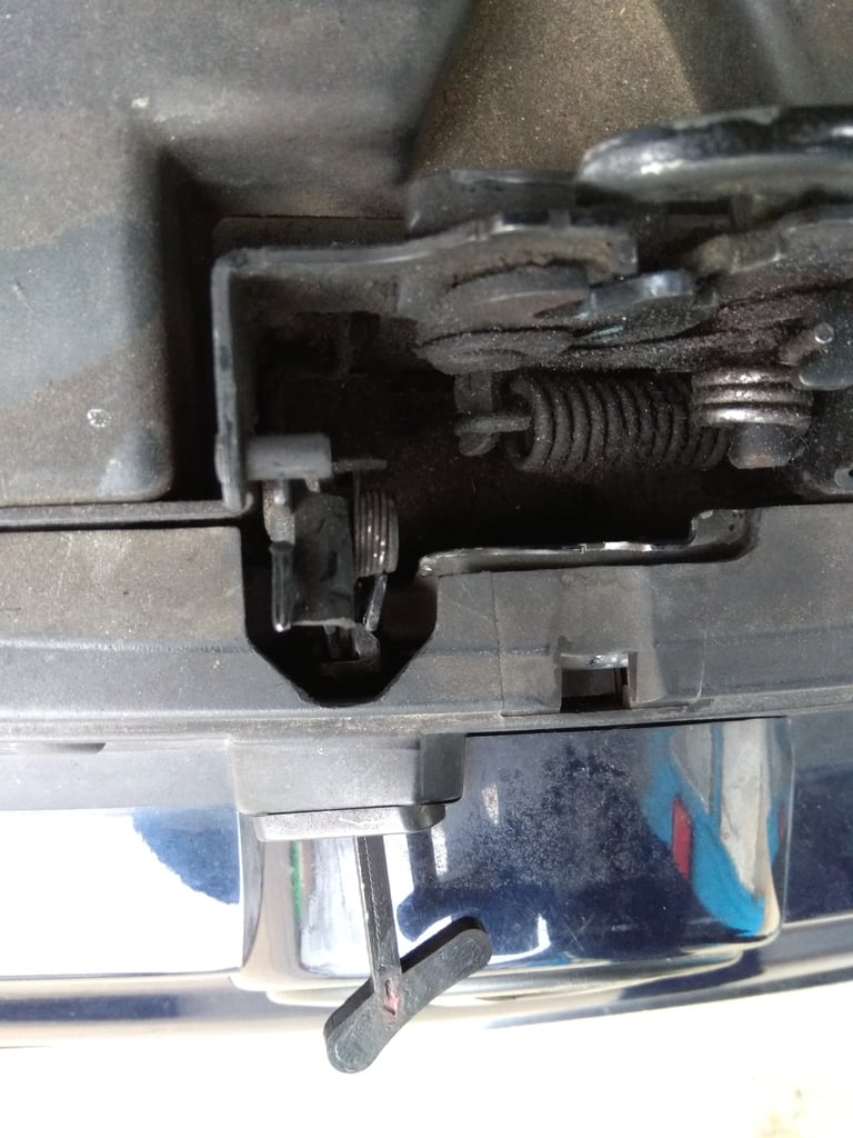 Замок освобождения капота Volkswagen Golf Mk4