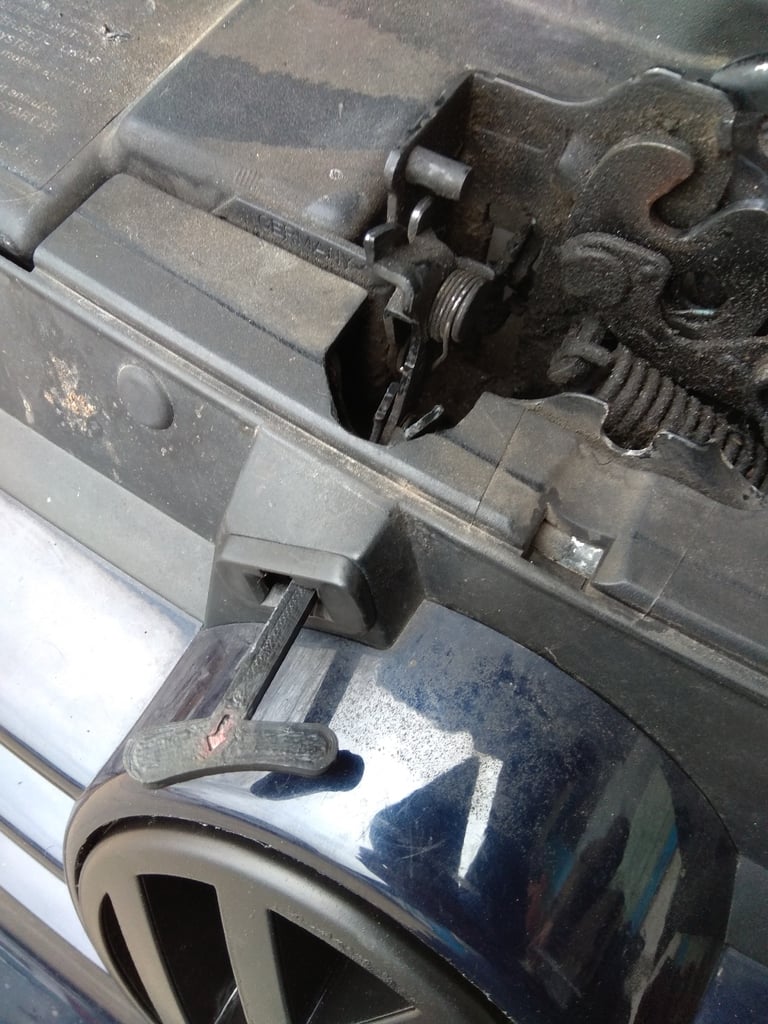 Замок освобождения капота Volkswagen Golf Mk4