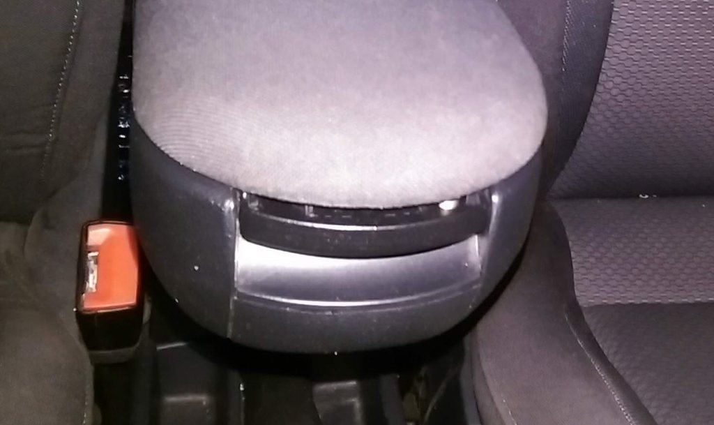 Зажим подлокотника центральной консоли