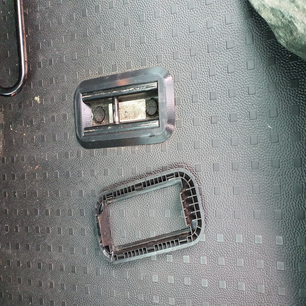 Крышка крепления сиденья Volkswagen T5