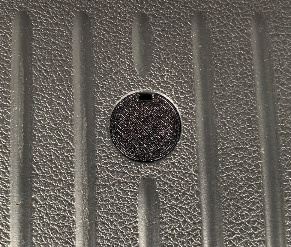 Заглушки для отверстий под винты в заднем пороге