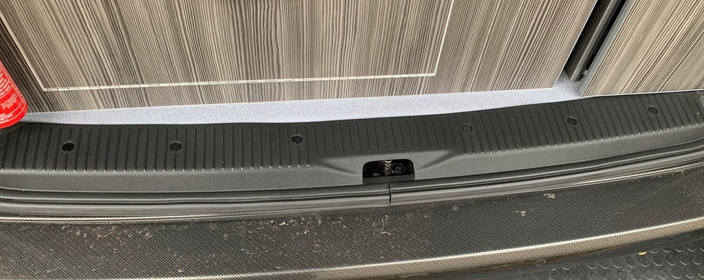 Заглушки для отверстий под винты в заднем пороге