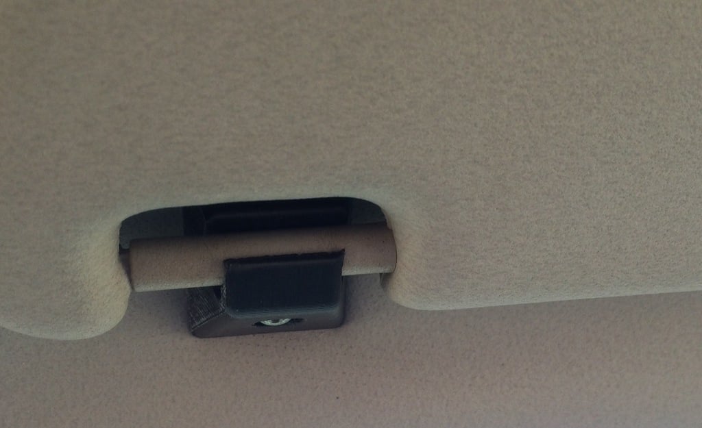 Клипса для солнцезащитного козырька