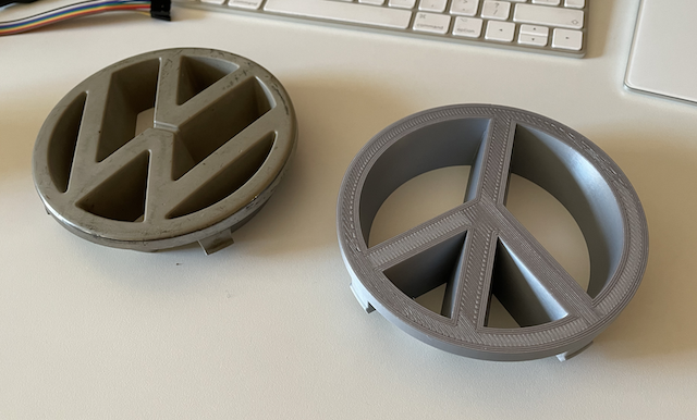 Знак мира вместо логотипа VW для Volkswagen T3 Vanagon