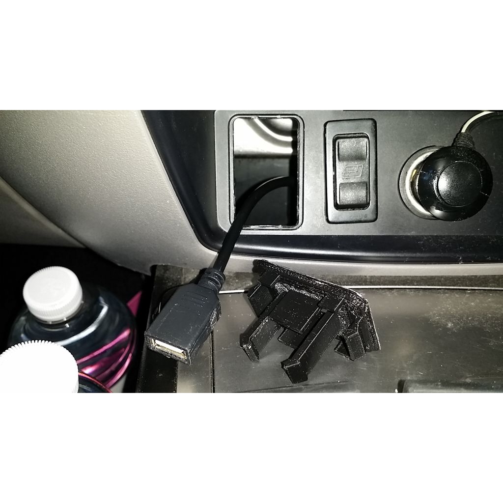 Дизайн для USB-розетки Mitsubishi Triton размером 30x46мм