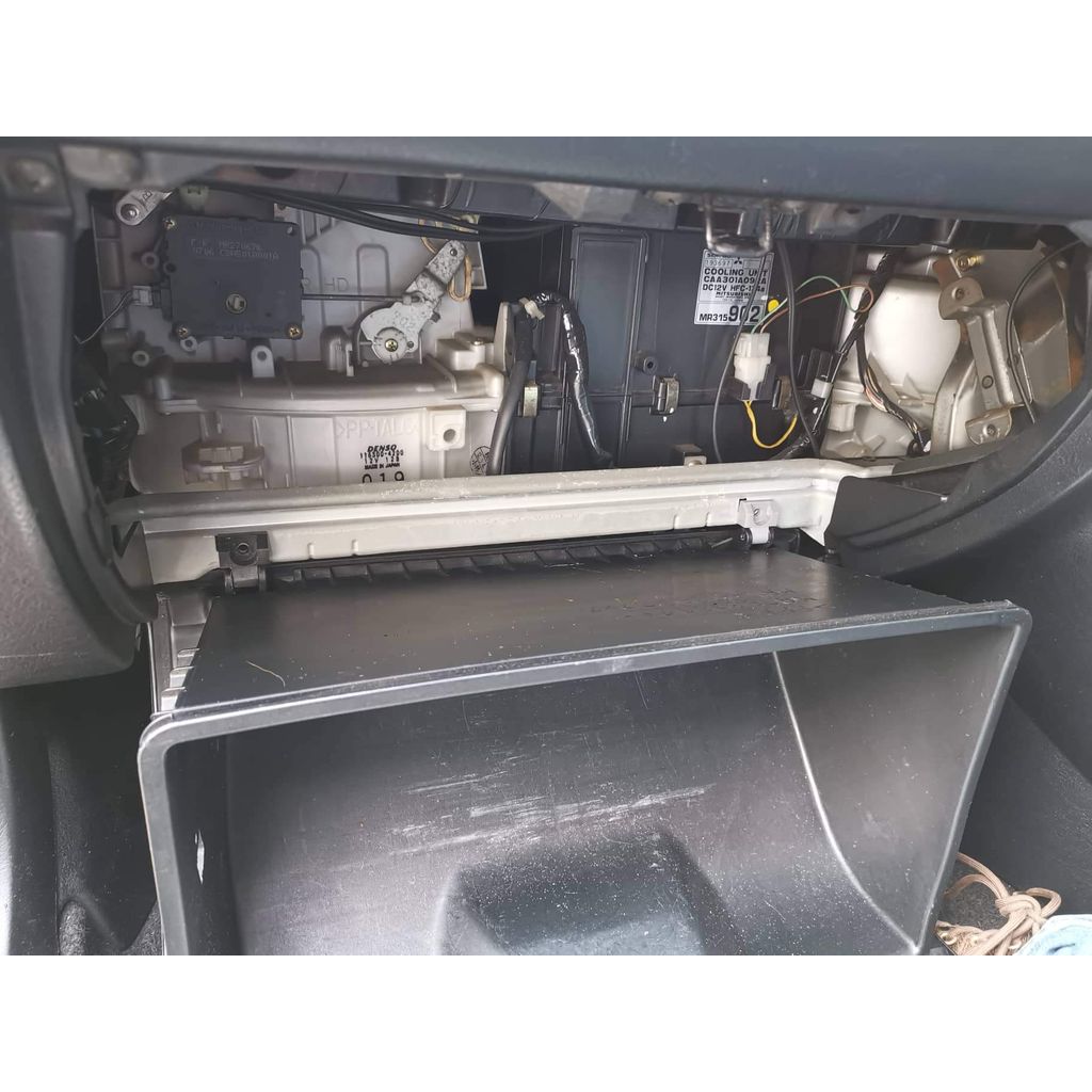 Петля для бардачка Mitsubishi Galant 2001