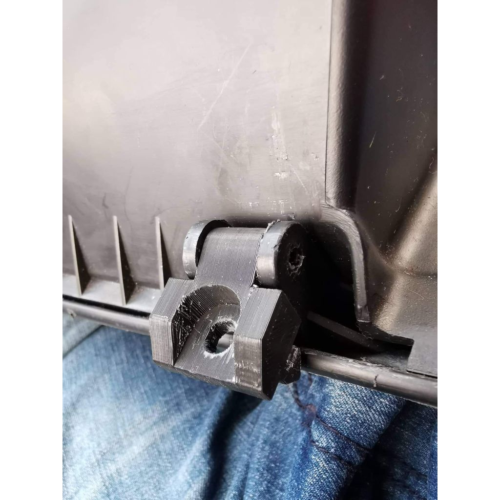 Петля для бардачка Mitsubishi Galant 2001