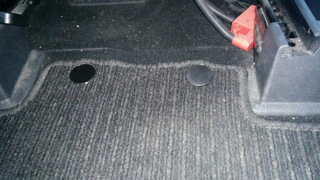 Защелки для коврика на стороне водителя