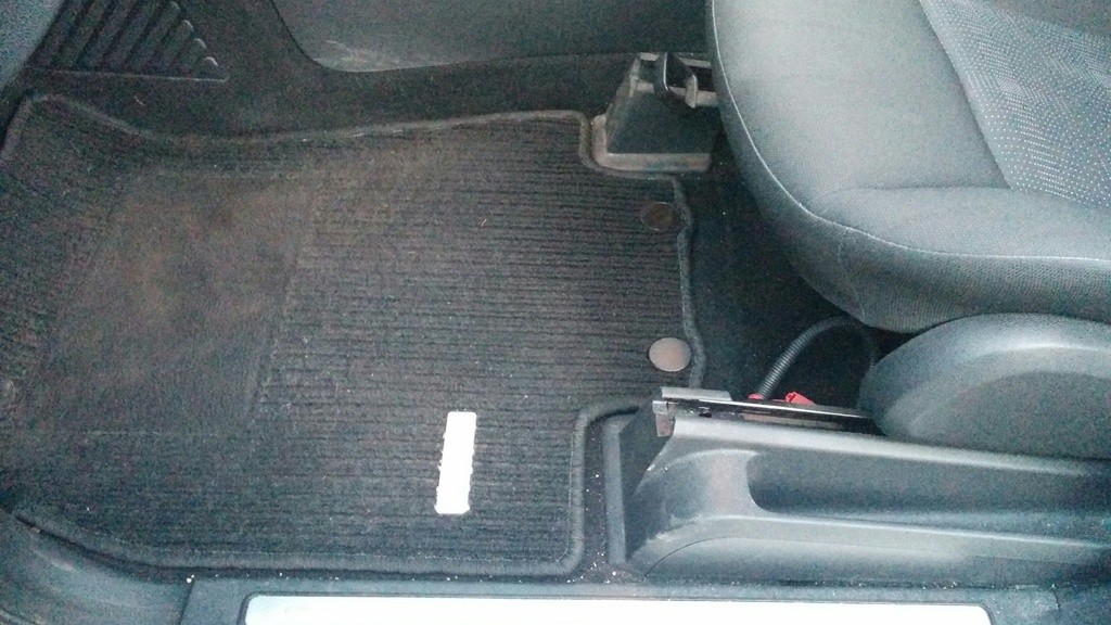 Защелки для коврика на стороне водителя