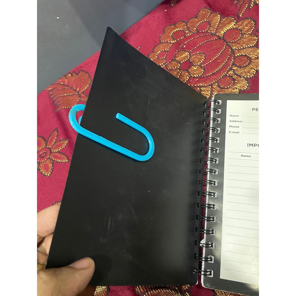 Зажим для книги с интегрированным держателем для ручки