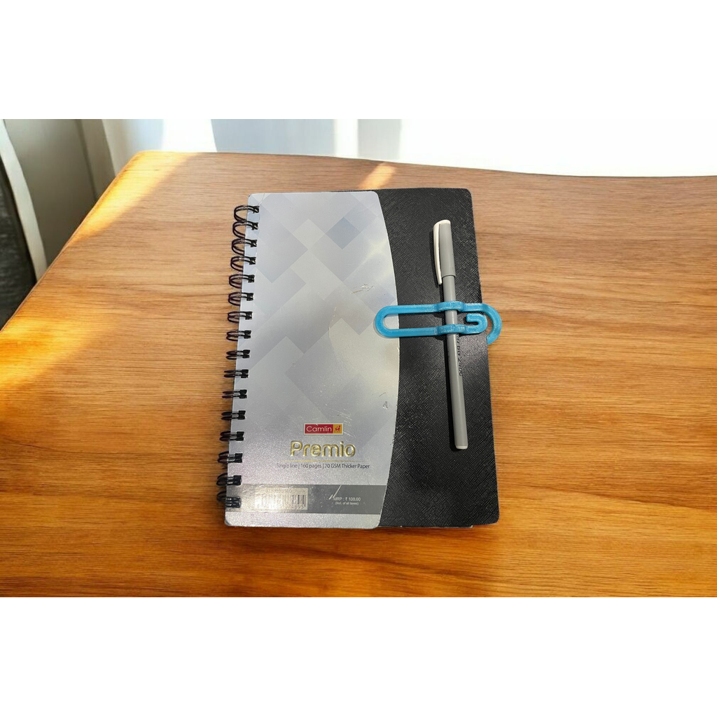 Зажим для книги с интегрированным держателем для ручки