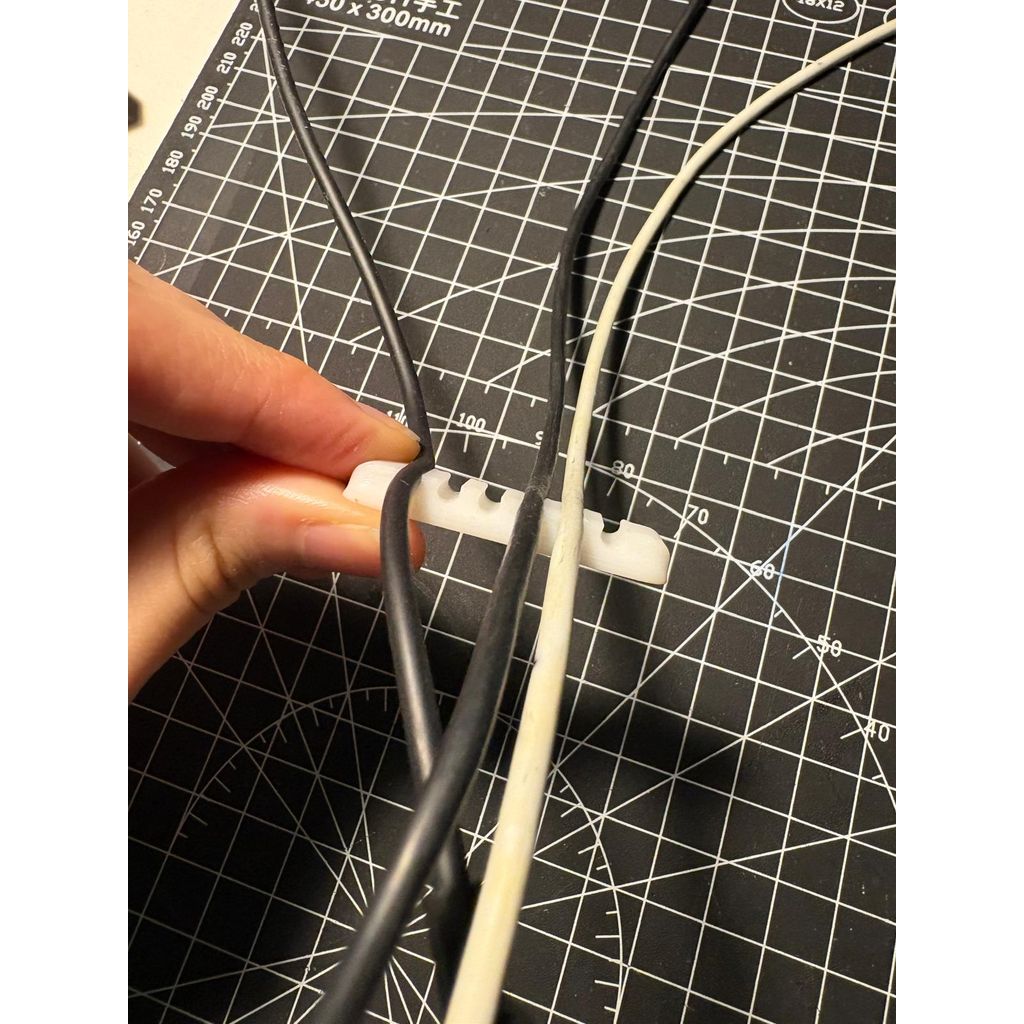 Держатель для кабелей