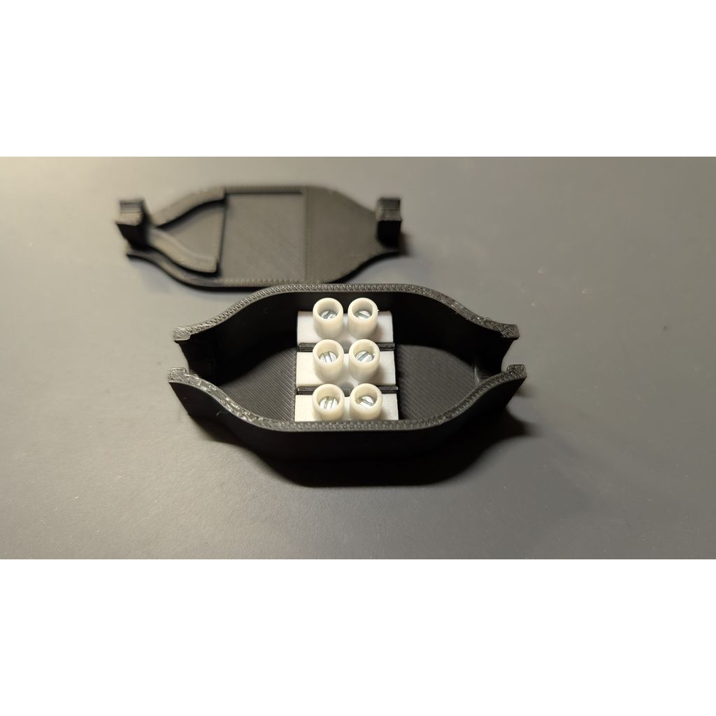 Тройная клеммная коробка