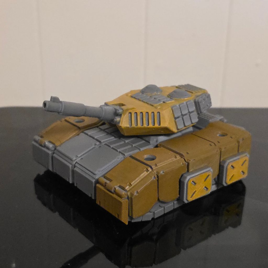 Позиционная фигурка трансформера в виде танка
