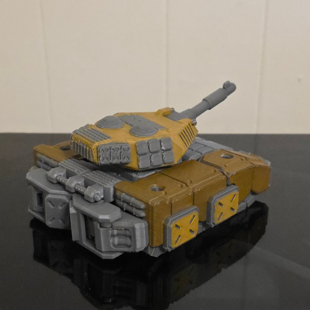 Позиционная фигурка трансформера в виде танка