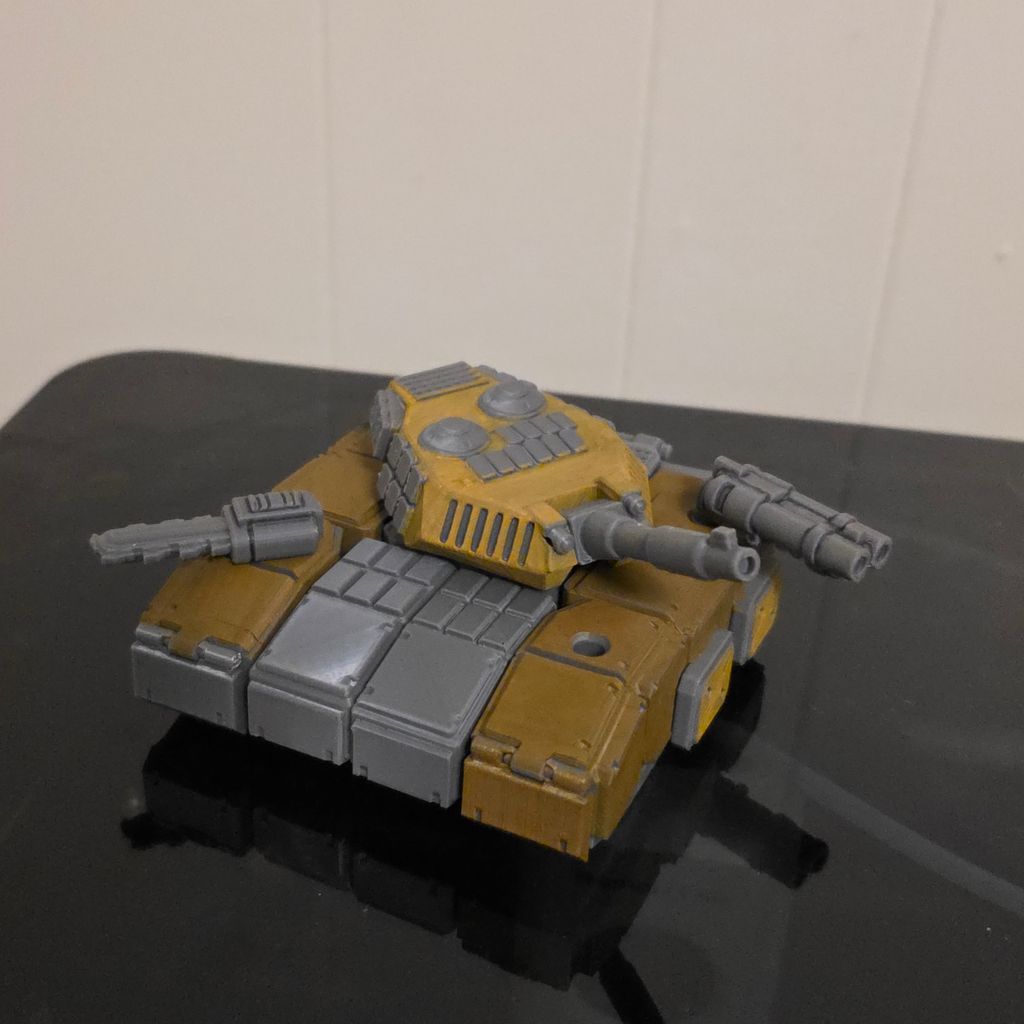 Позиционная фигурка трансформера в виде танка