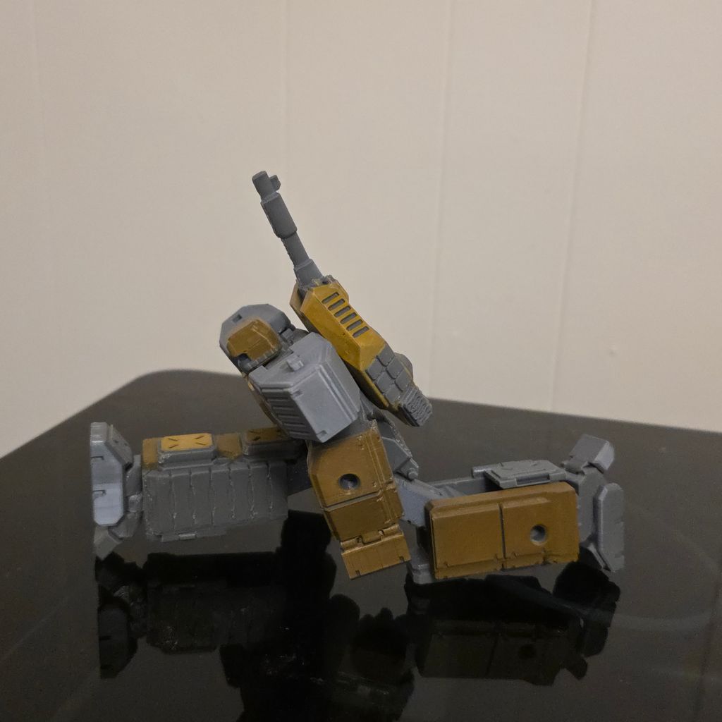 Позиционная фигурка трансформера в виде танка