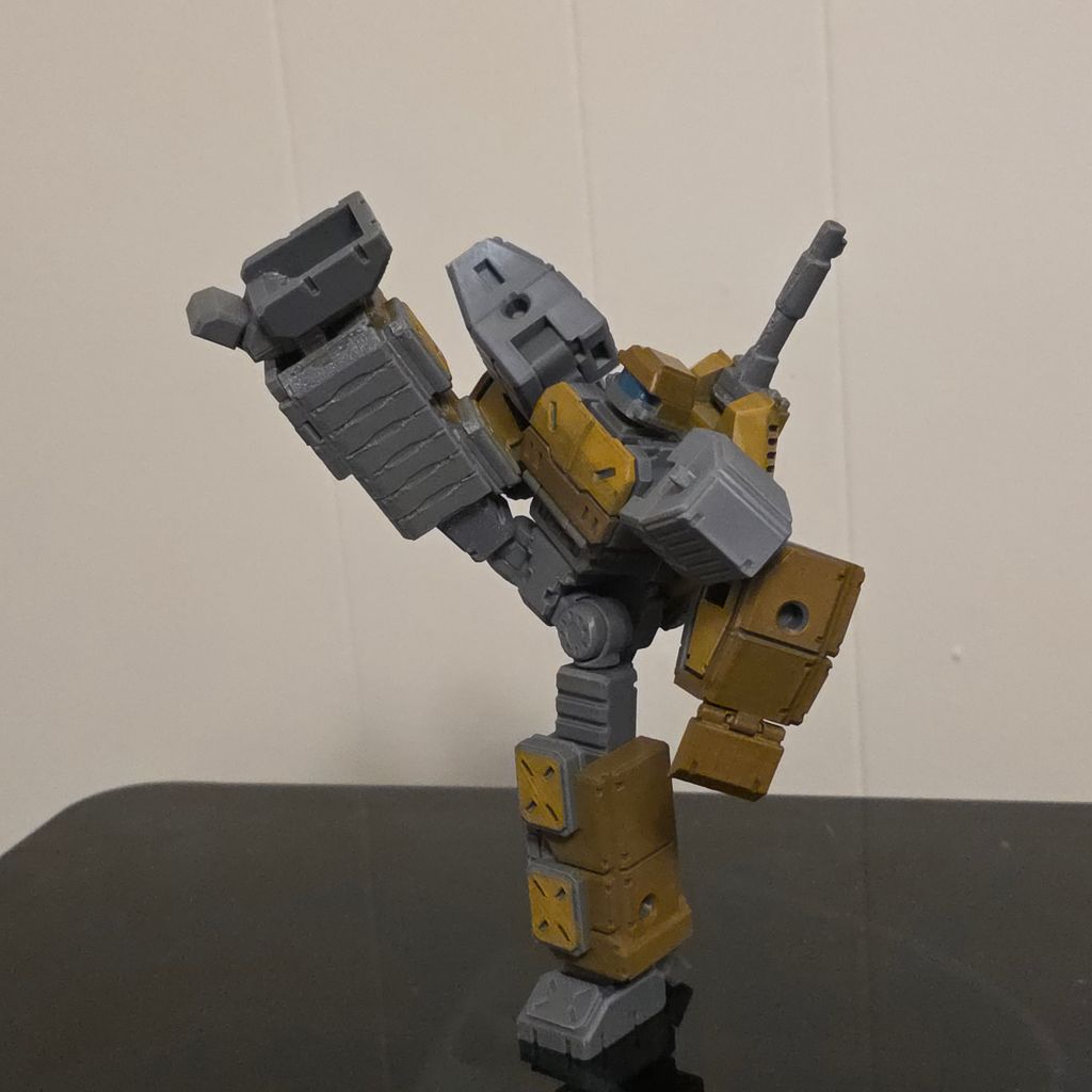 Позиционная фигурка трансформера в виде танка