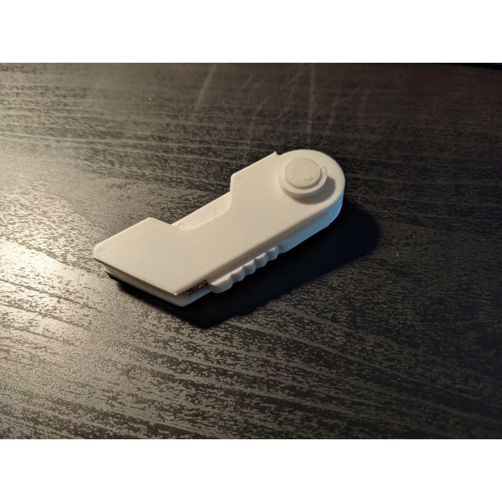 Полезный складной утилитарный нож