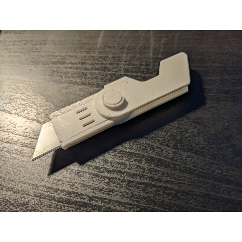 Полезный складной утилитарный нож