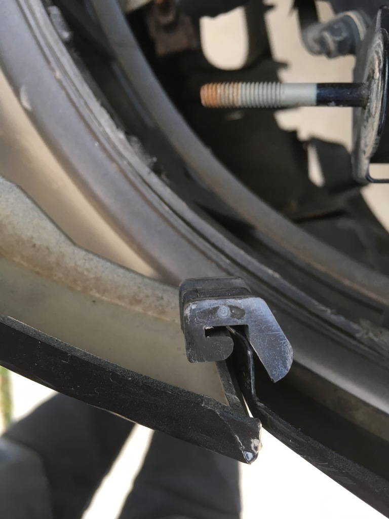 Зажим для крышки фары Mercedes ML W163 (удлиненная версия)