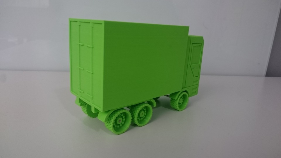 Игрушечный грузовик