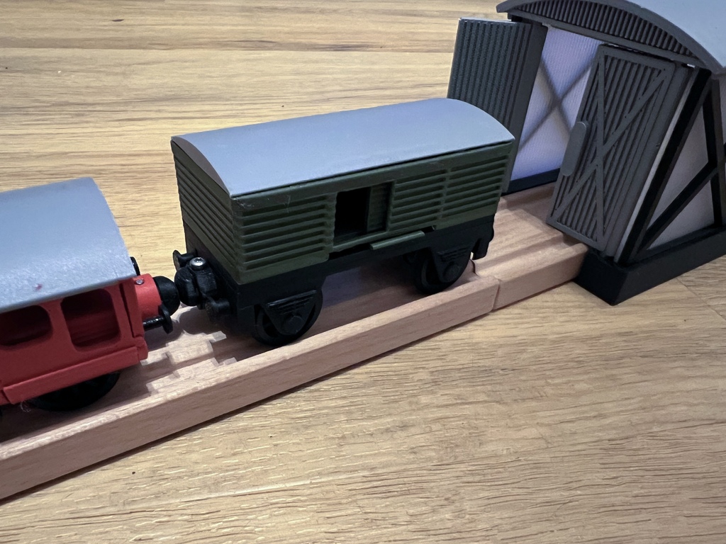 Деревянный железнодорожный крытый грузовой вагон