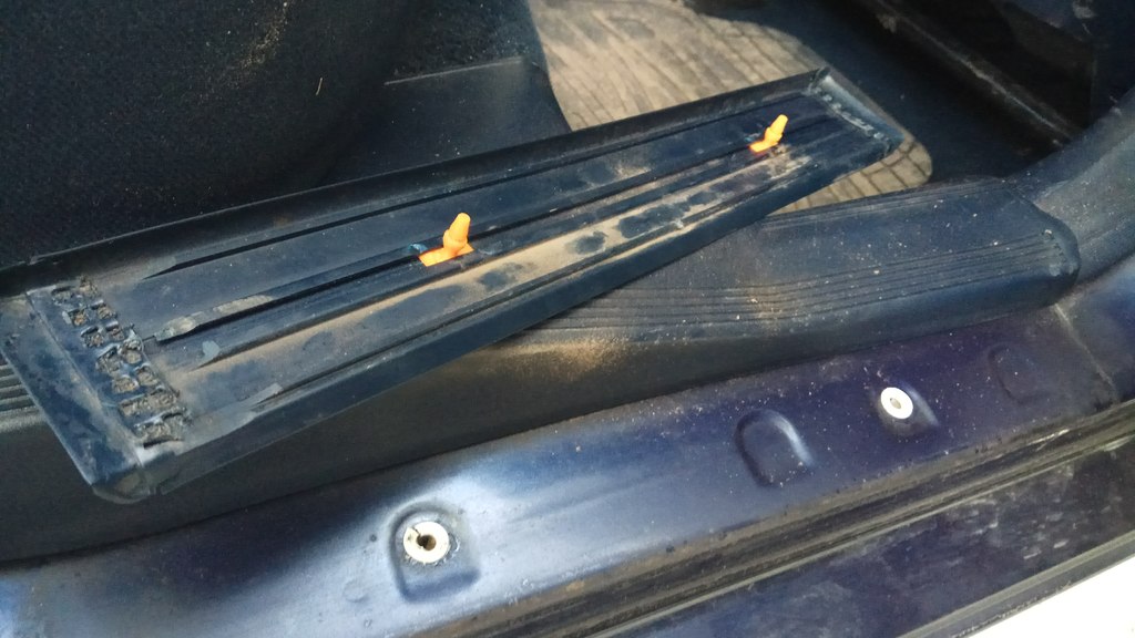 Простой штифт для крепления порога