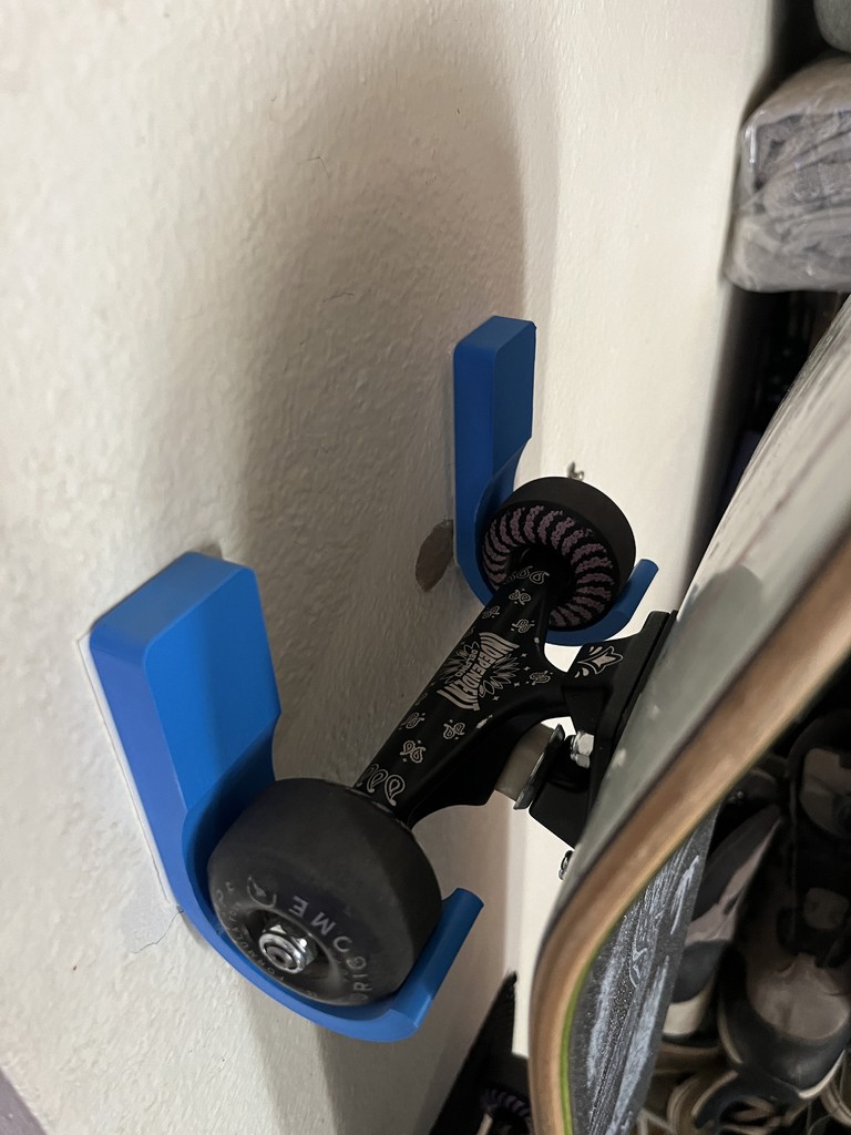 Держатель для скейтборда на стену