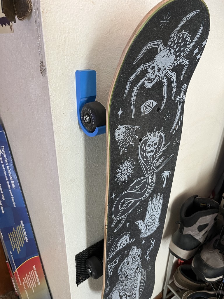 Держатель для скейтборда на стену