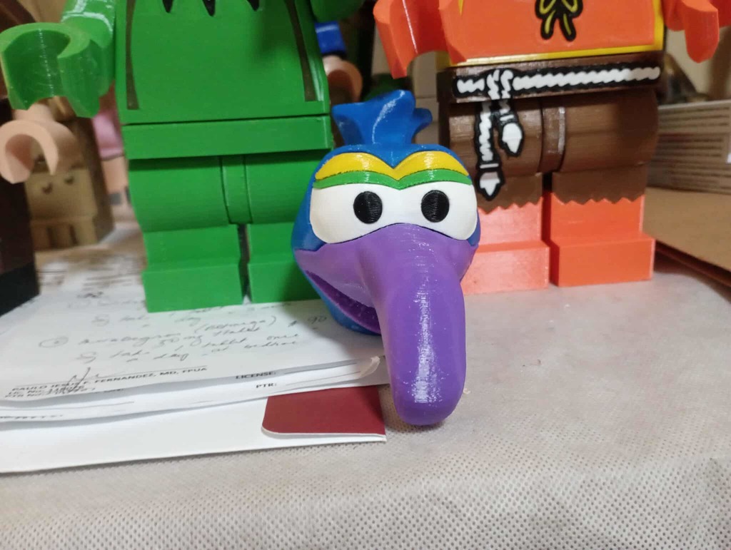 Гигантская минифигура Гонзо из Muppets