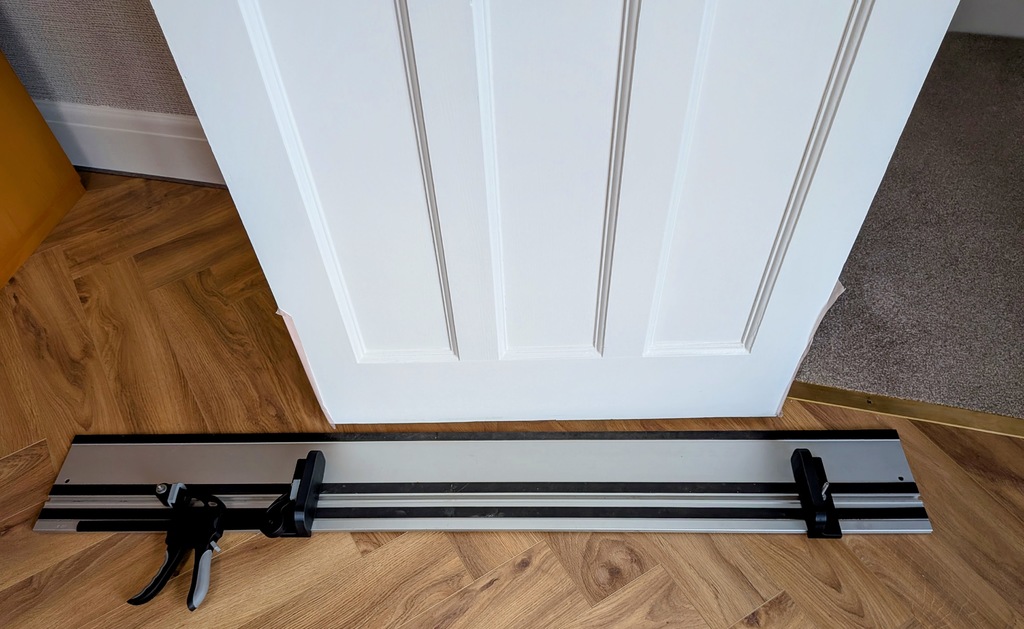 Зажим для обрезки краев дверей в месте установки для пил Festool